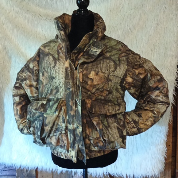 Cabela's women's camo jacket. - Picture 1 of 7